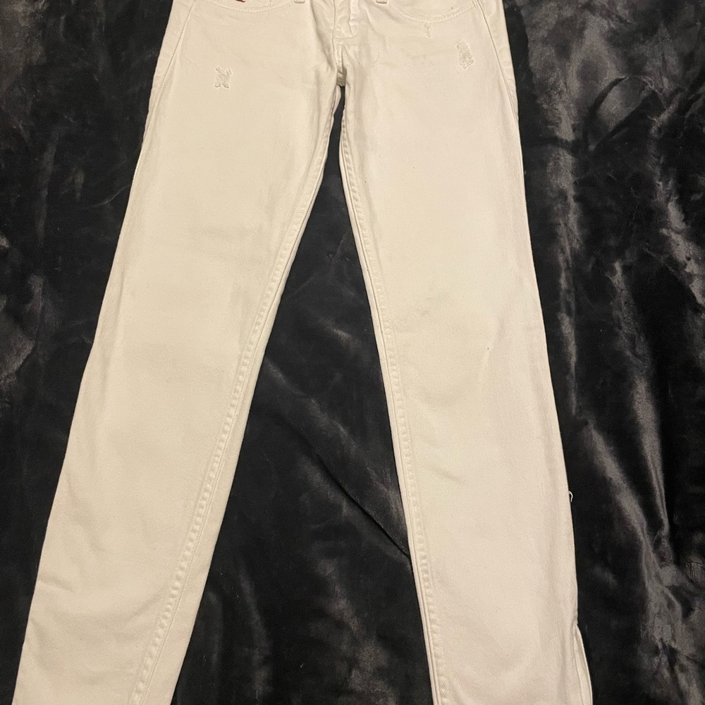 Women’s Size 24x29 White Hollister Jeans w/ zipper.